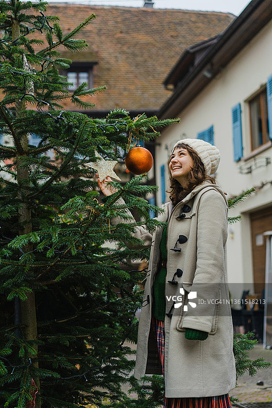 在科尔马圣诞树附近的女人图片素材
