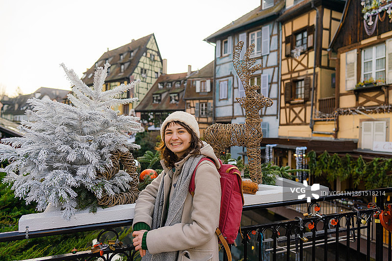 女子站在桥上看圣诞装饰小镇图片素材