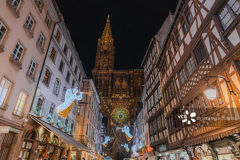 斯特拉斯堡圣诞市场上的人群图片素材