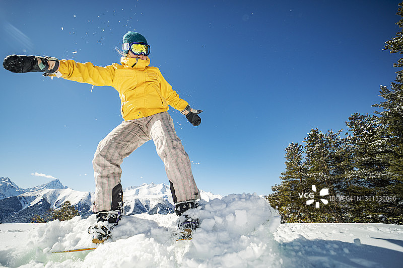 在滑雪胜地单板滑雪的女人图片素材