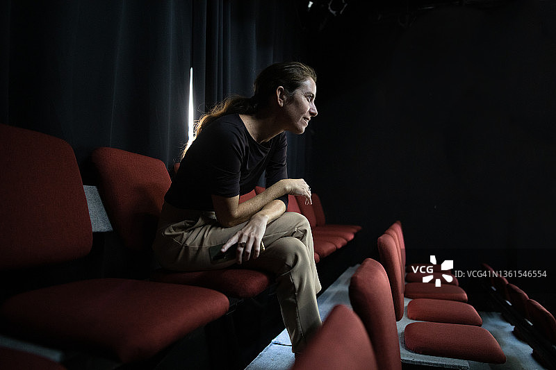 女人指导戏剧演出图片素材