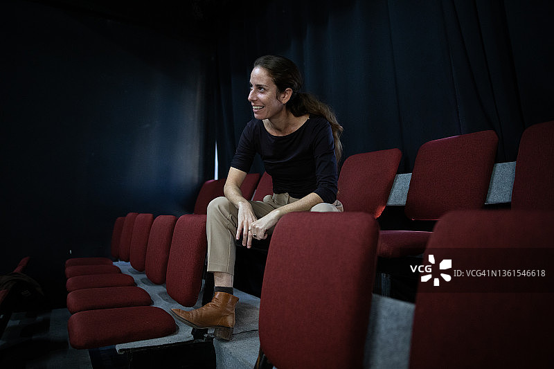 女人指导戏剧演出图片素材