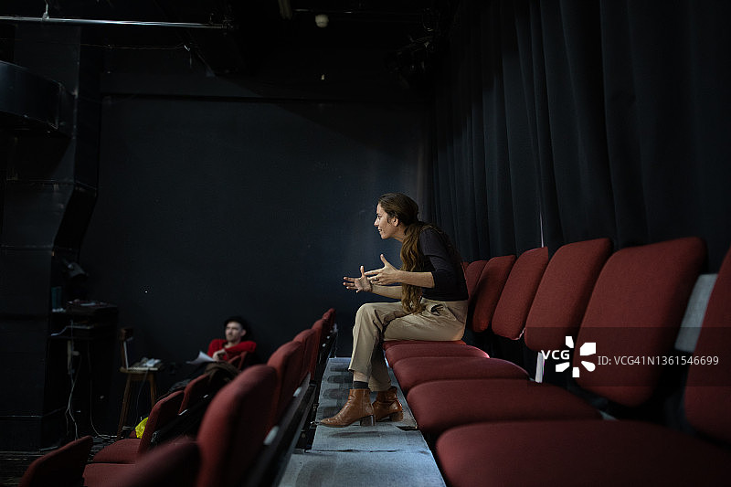 女人指导戏剧演出图片素材