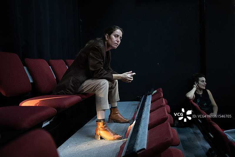 女人指导戏剧演出图片素材