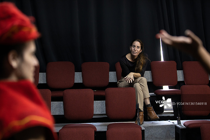 女人指导戏剧演出图片素材