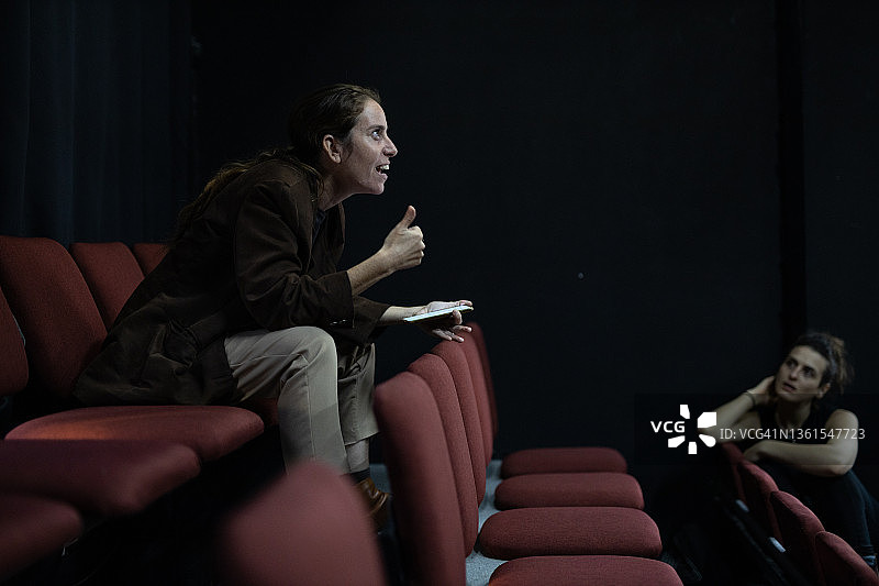 女人指导戏剧演出图片素材