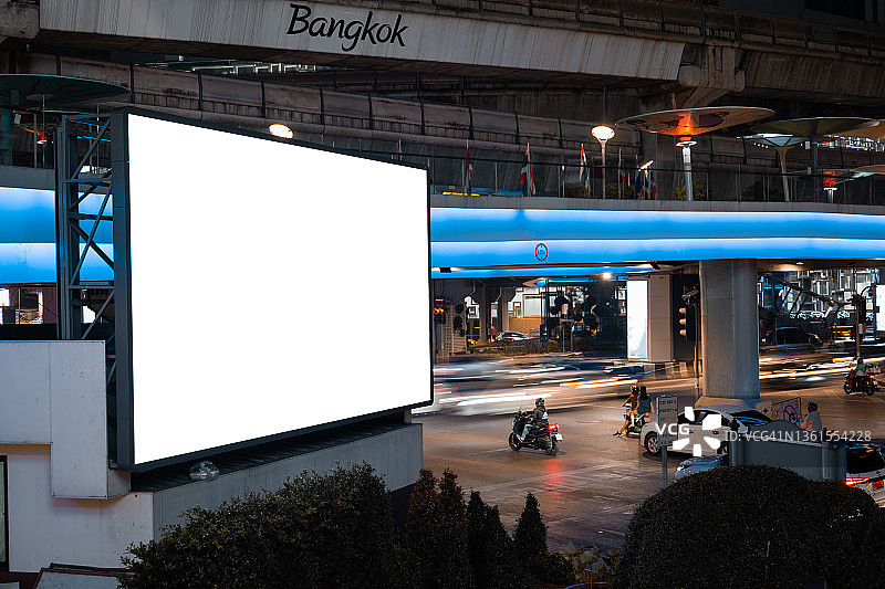 夜晚城市街道上的空白广告牌，户外广告图片素材