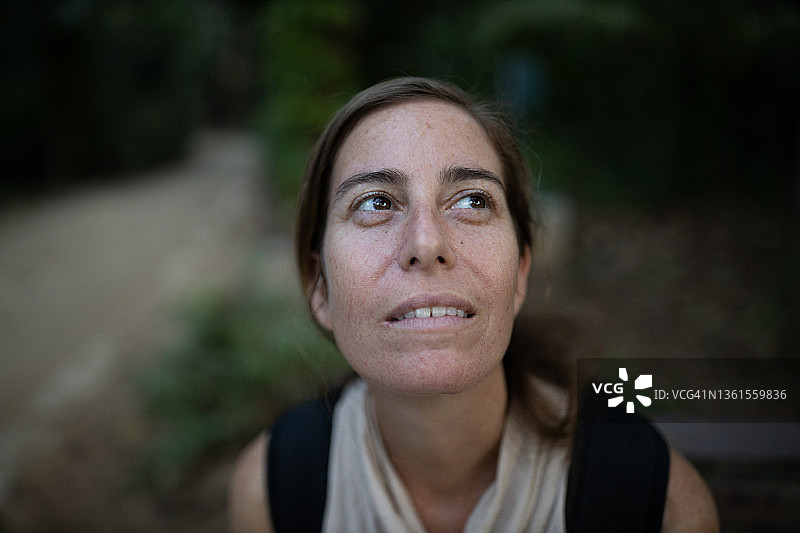 在植物园里的女游客图片素材