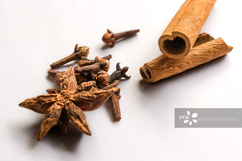八角茴香、丁香和肉桂图片素材