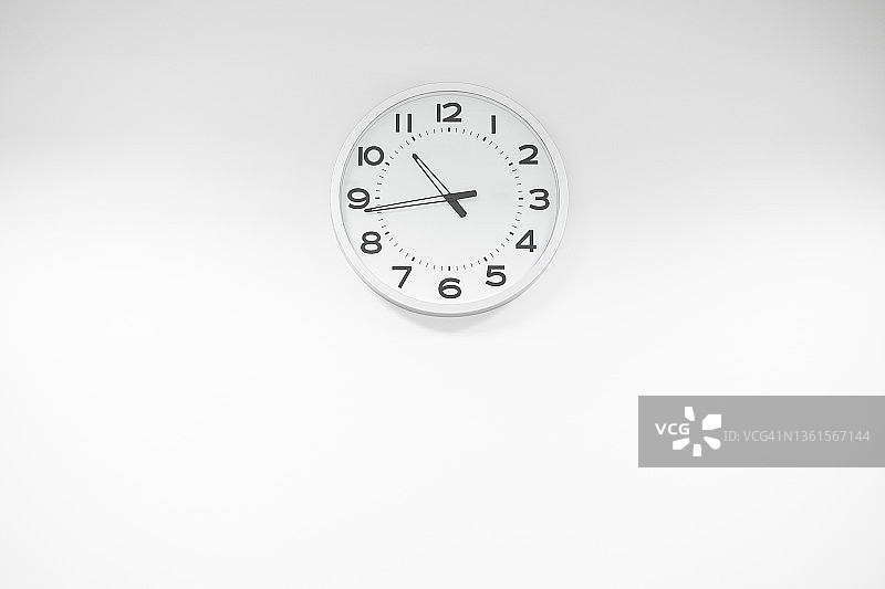白色背景上的时钟特写图片素材