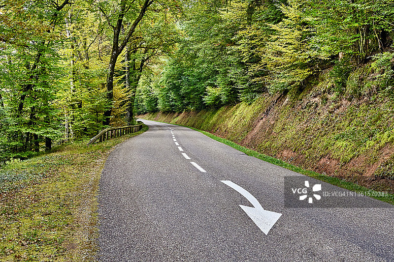 法国孚日山脉秋季森林公路图片素材