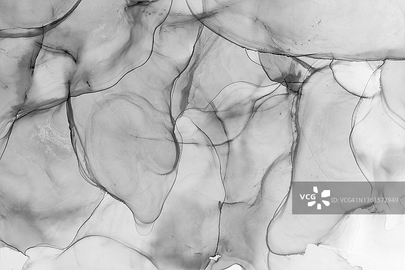 酒精墨水倾倒：白色背景上分离的流体艺术抽象花朵图片素材