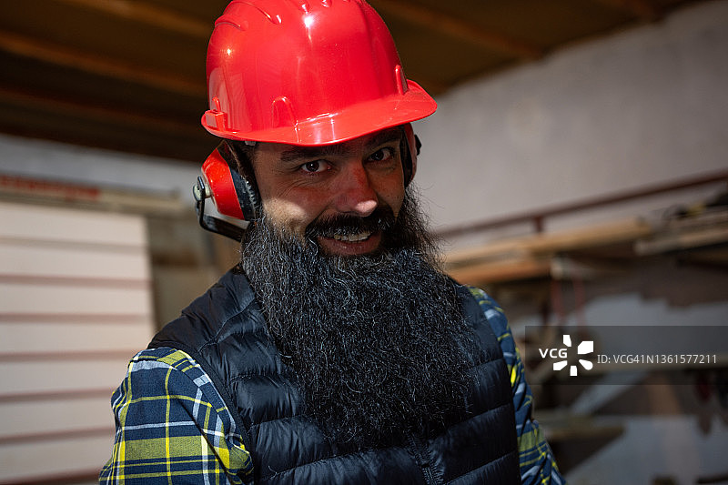 工作室内中年男性工匠肖像图片素材