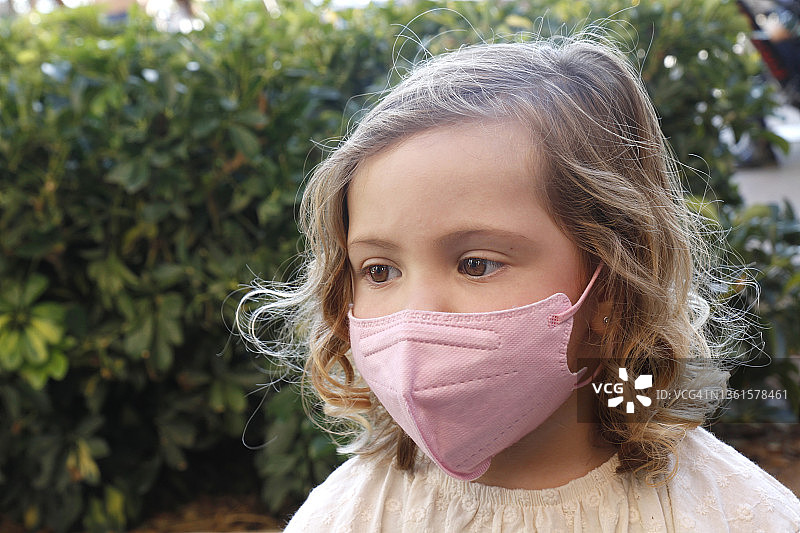 戴着防护口罩的小女孩肖像图片素材