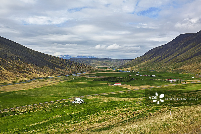 冰岛的荒野和农田的航拍图图片素材