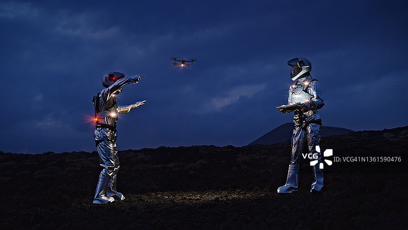 未来宇航员使用无人机自拍图片素材