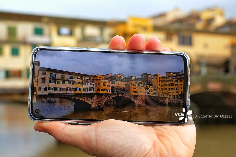 透过手机屏幕看到的古桥图片素材