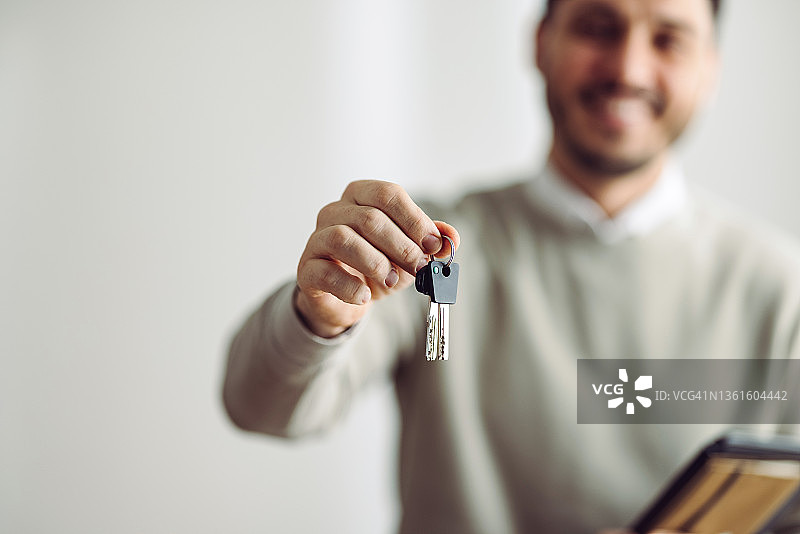 特写：男性房地产经纪人手持钥匙图片素材