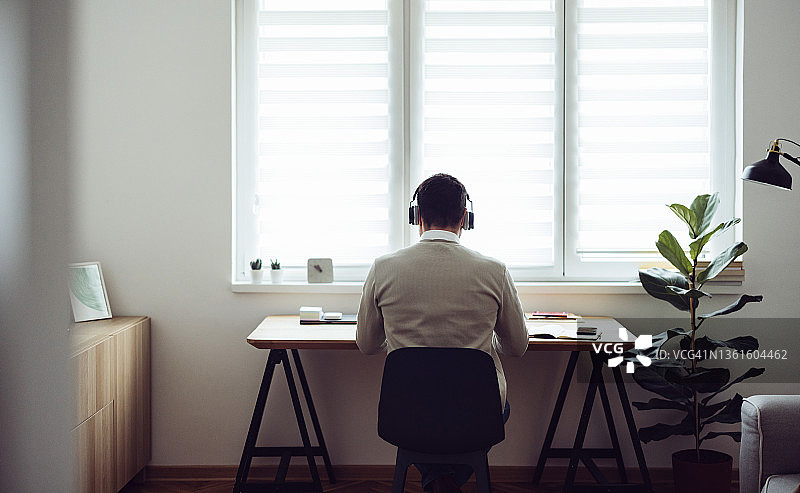 在家进行视频通话的商务人士图片素材