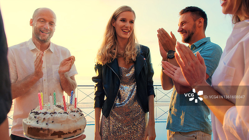 花园生日派对与夏日友人图片素材