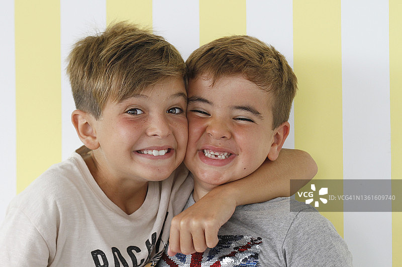 有趣的兄弟姐妹肖像图片素材