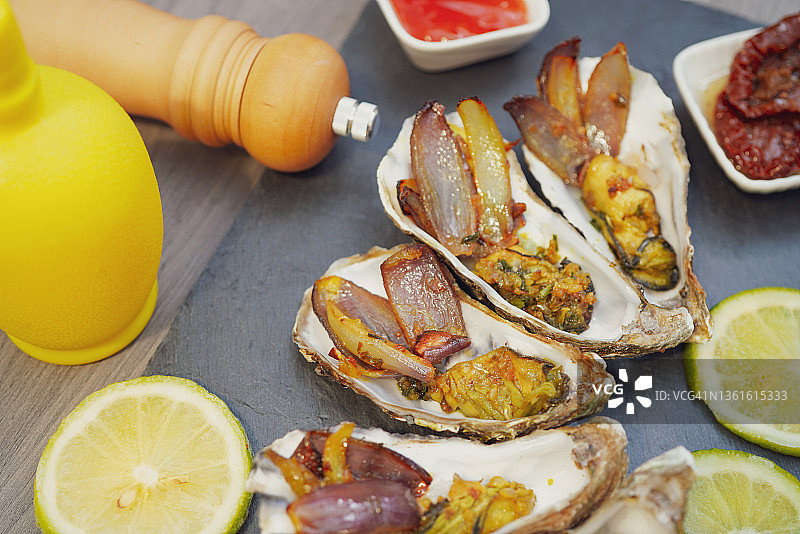 节日餐点 - 洋葱花牡蛎图片素材