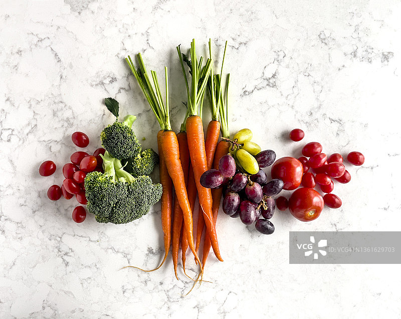 白色大理石背景上的新鲜蔬菜和水果图片素材