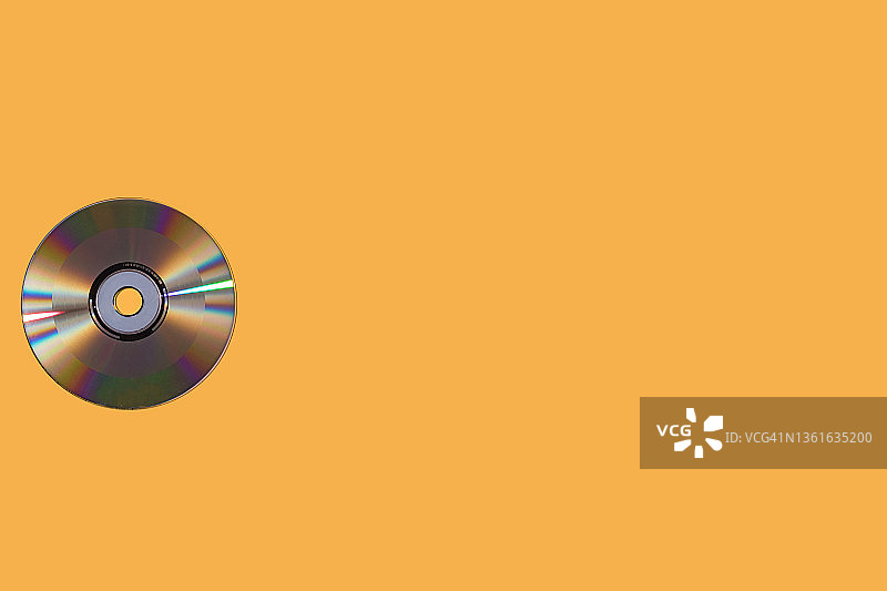 黄色背景上的银色光盘音乐素材图片素材