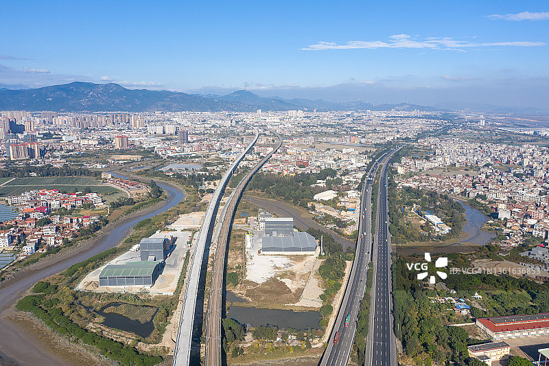 高速公路旁在建的铁路高架桥图片素材