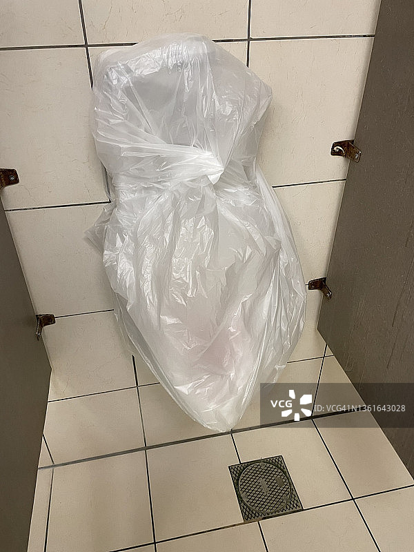 公共卫生间内维修中的小便池图片素材