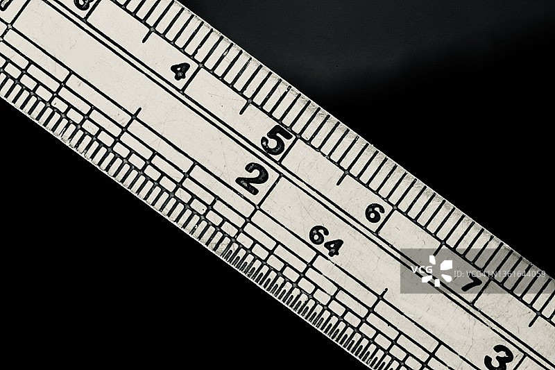 黑色背景上的测量标尺图片素材