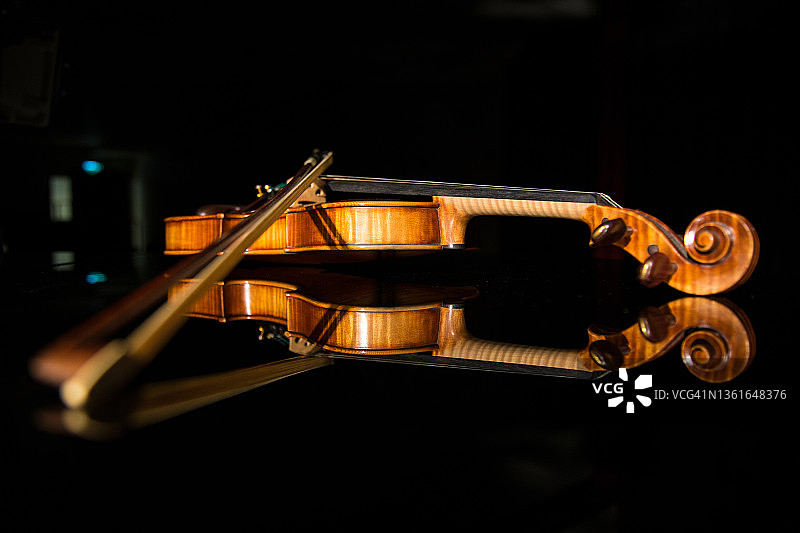 黑色背景上的小提琴图片素材