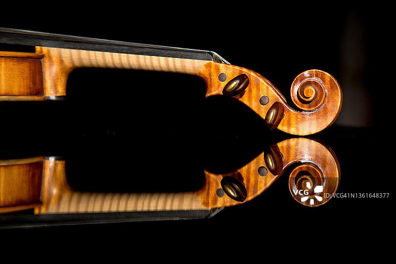 黑色背景上的小提琴图片素材