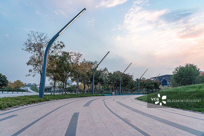 日落时分公园里的走道图片素材
