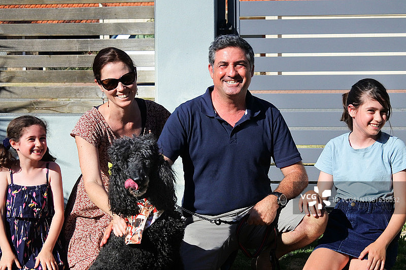 幸福的一家和一条狗图片素材