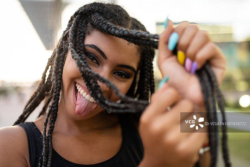 吐舌头的调皮时尚少女图片素材