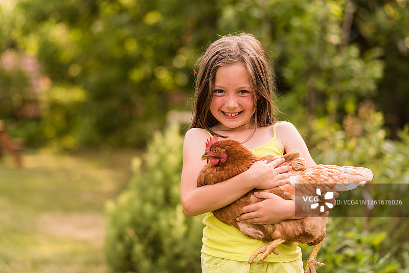 孩子抱着母鸡图片素材