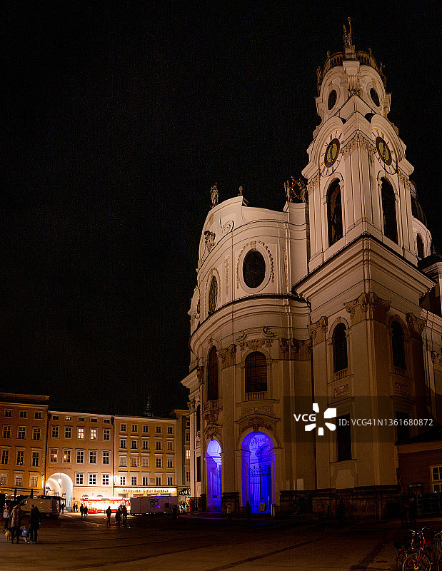 夜晚的奥地利萨尔茨堡学院教堂外观图片素材