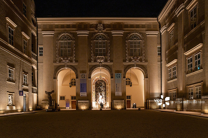 萨尔茨堡主教宫邸广场的庭院夜景图片素材