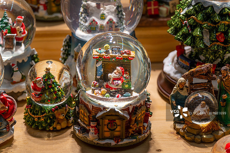 圣诞市场上的圣诞老人和壁炉雪球图片素材