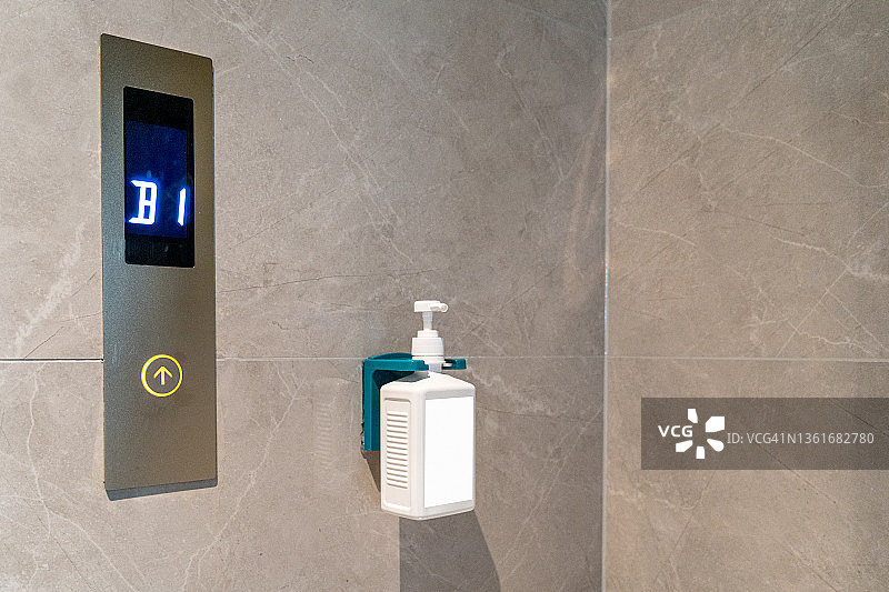 电梯按钮面板墙上的免洗洗手液图片素材