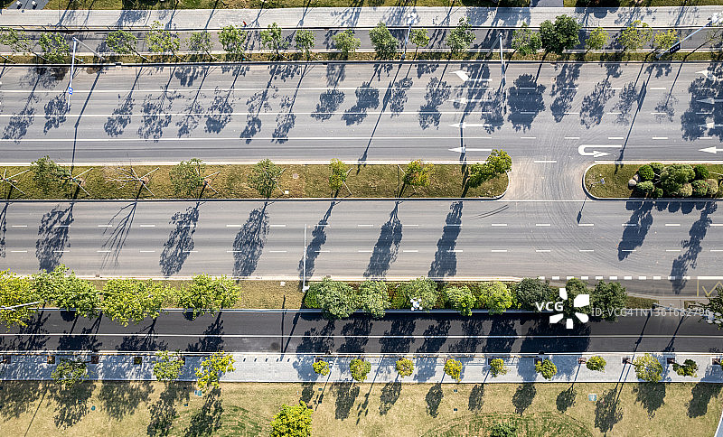 俯瞰沥青路上行道树的灯光效果图片素材