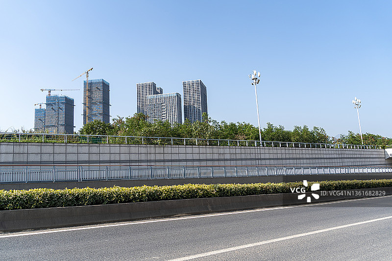 沥青路与现代城市建筑图片素材
