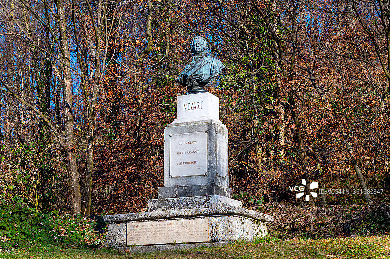 奥地利萨尔茨堡卡普齐纳山上的莫扎特纪念碑图片素材