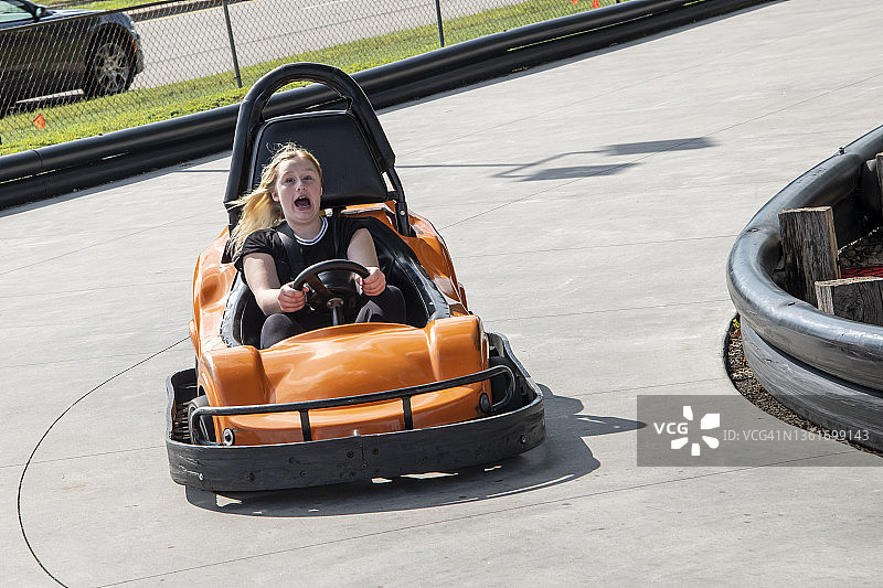 12岁女孩参加卡丁车比赛图片素材