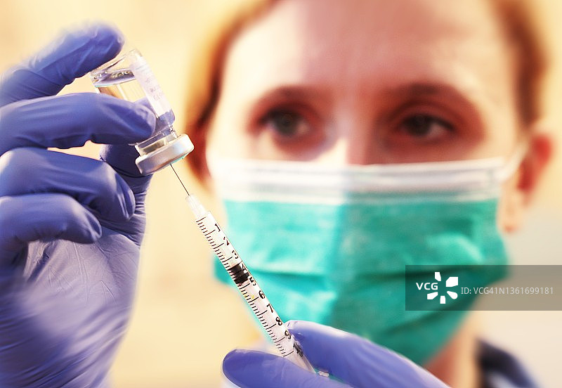 护士抽取疫苗图片素材