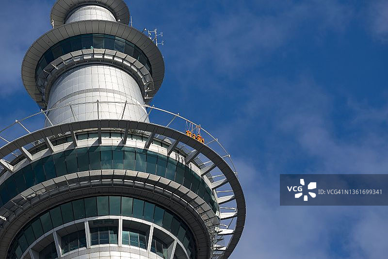 游客在新西兰奥克兰天空塔外行走图片素材