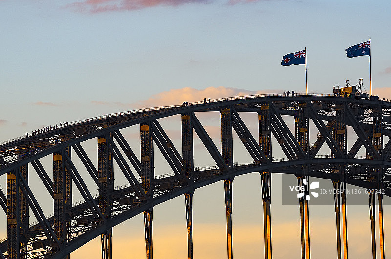 在悉尼歌剧院和海港大桥周围喝酒和吃东西的人们图片素材