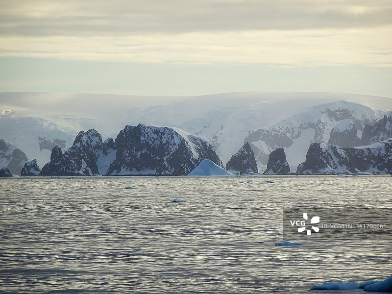 日出前，斯佩特岛，帕默群岛的岩石海岸线图片素材