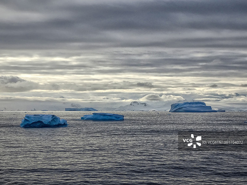 日出前的三位一体岛海岸冰山图片素材